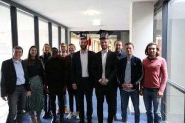 Gesamtes Lehrstuhlteam zusammen mit Julian Boha und Martin Schymanietz