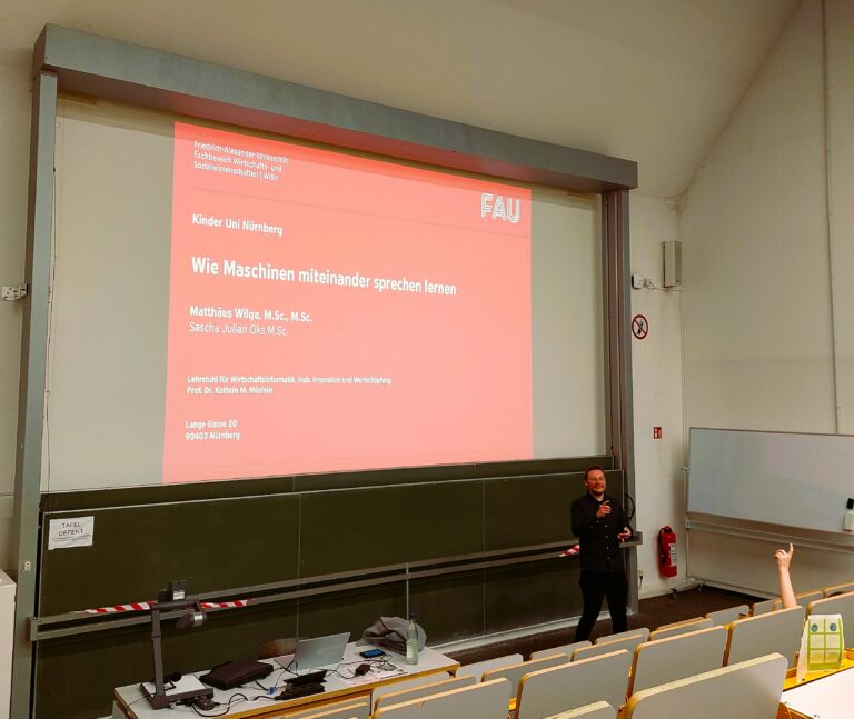 Eine etwas andere Vorlesung: Matthäus Wilga mit Nachwuchsforschern bei der KinderUni Nürnberg